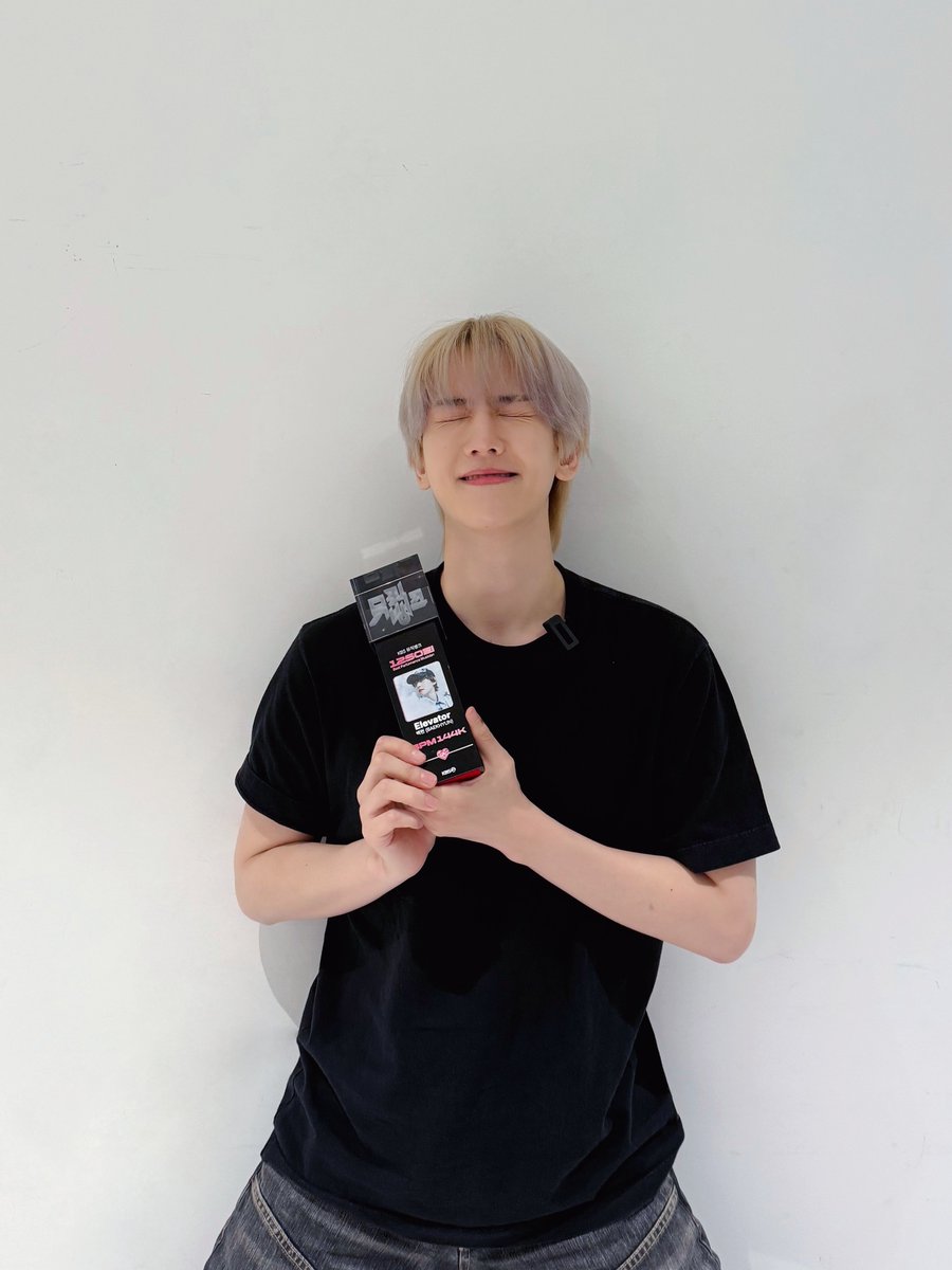 hourly baekhyun 🤍 tweet media