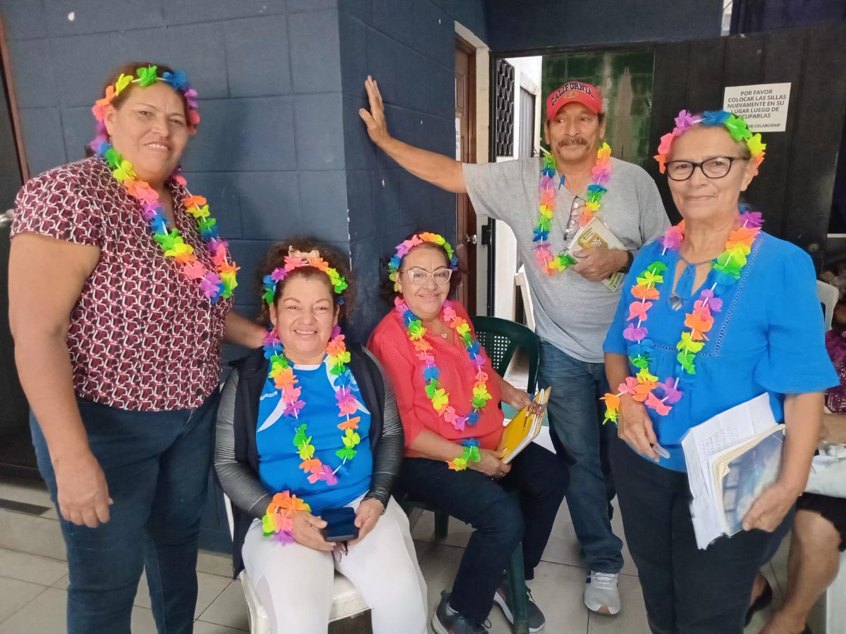 MujerYFamiliaSS's tweet photo. 👵👴💙 Entre sonrisas, conversaciones y recuerdos compartidos, este 24 de marzo de 2026 se vivió un significativo convivio informativo en el marco de las efemérides del mes de marzo, junto a 50 personas adultas mayores #AdultoMayor #Convivencia #SSCentro #Bienestar https://t.co/e4nBYwsXj2