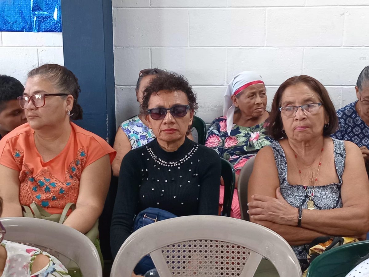 MujerYFamiliaSS's tweet photo. 👵👴💙 Entre sonrisas, conversaciones y recuerdos compartidos, este 24 de marzo de 2026 se vivió un significativo convivio informativo en el marco de las efemérides del mes de marzo, junto a 50 personas adultas mayores #AdultoMayor #Convivencia #SSCentro #Bienestar https://t.co/e4nBYwsXj2