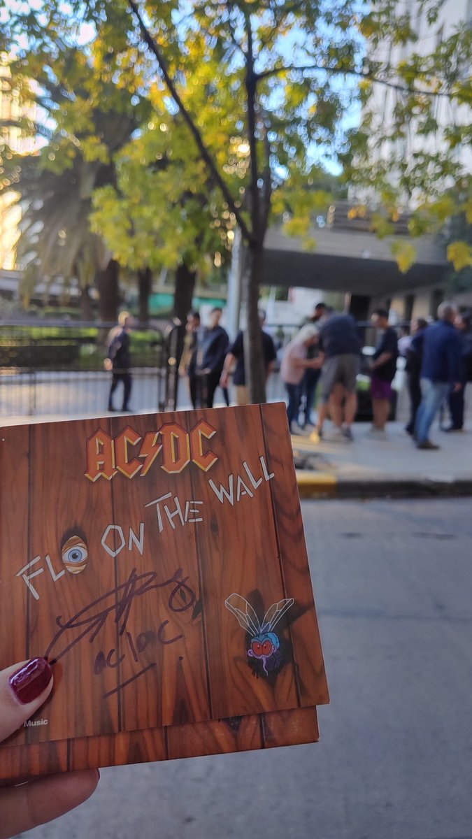 florenciayoung_'s tweet photo. Todos coincidimos en que, si fueramos Angus Young, estariamos durmiendo en lugar de salir a firmarle a más de 100 personas. https://t.co/acfC59ucG4