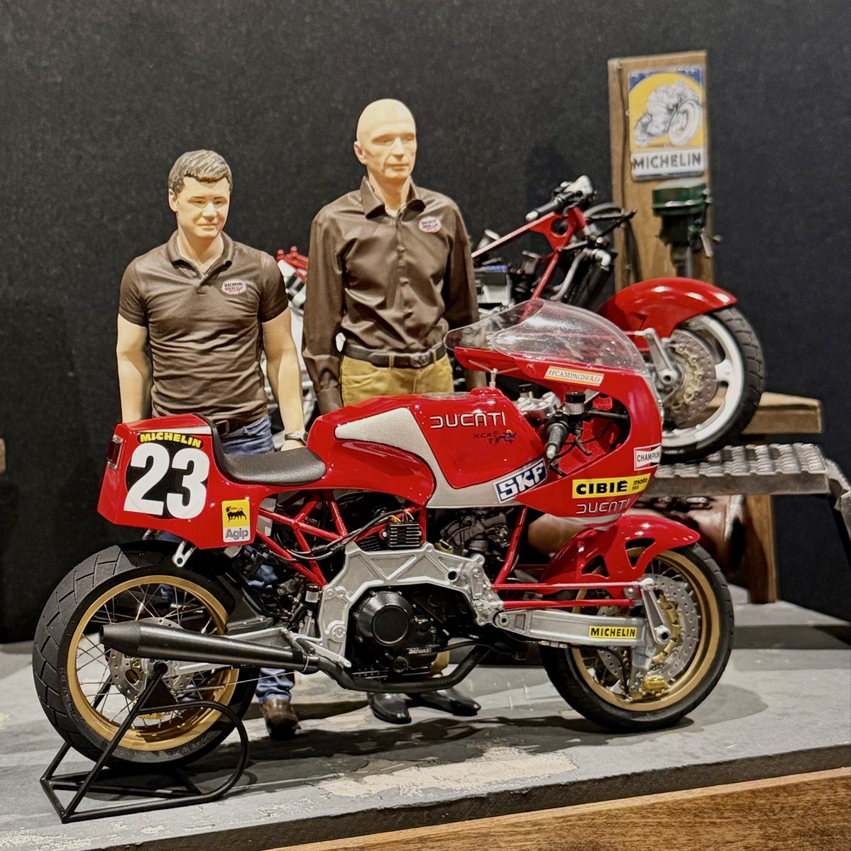 S660Scully's tweet photo. saruru氏の最新作！

Interview Day ー 取材日の二人 ー

BIMOTA TESI 1D 906 SRのカスタム車両とカスタム工房

ハブセンターステアのスポークホイール化！実車を超えるカスタム

展示会で観て来ました。@久居モデリングフェスティバル

#bimota
#bimotatesi1d 
#ducati900ncr
#saruru
#HMF https://t.co/KxdRyNg2Fq