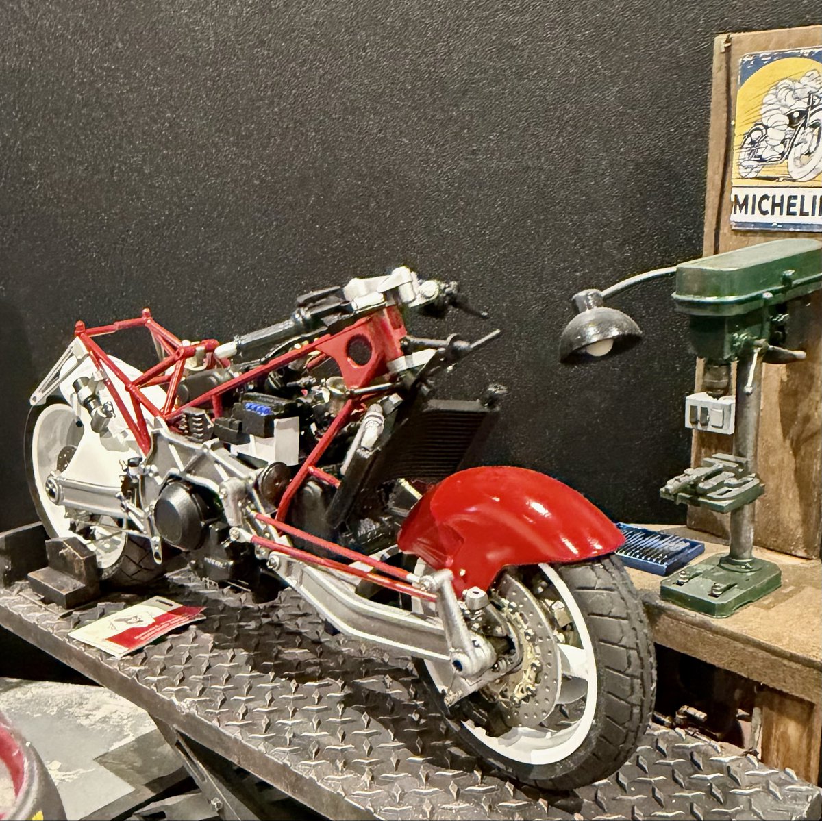 S660Scully's tweet photo. saruru氏の最新作！

Interview Day ー 取材日の二人 ー

BIMOTA TESI 1D 906 SRのカスタム車両とカスタム工房

ハブセンターステアのスポークホイール化！実車を超えるカスタム

展示会で観て来ました。@久居モデリングフェスティバル

#bimota
#bimotatesi1d 
#ducati900ncr
#saruru
#HMF https://t.co/KxdRyNg2Fq