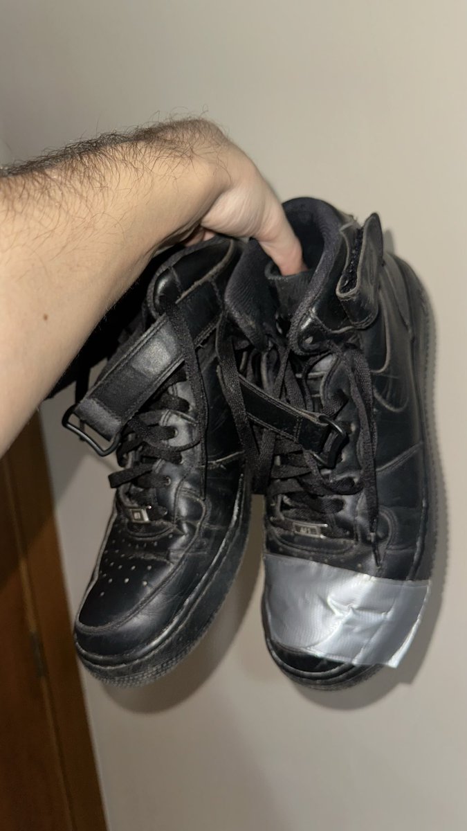 Vou guardar meu airforce pra sempre assim pra lembrar do show da minha vida