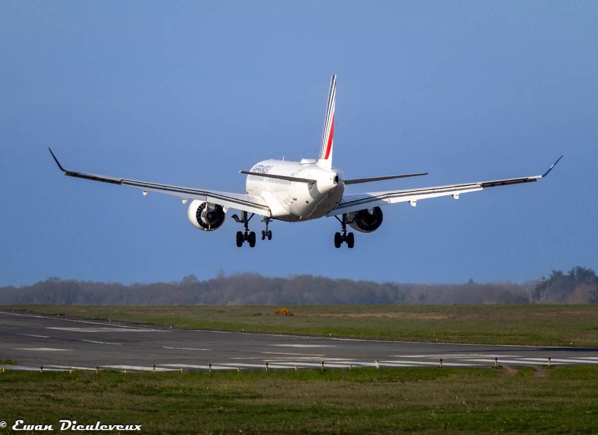 French elegance in the heart of Brittany! 🌊✈️
The beautiful A220 (F-HPNJ) is visiting Sabena Technics at Dinard Airport. Even on the ground, that Air France livery looks stunning. 💙🤍❤️
#AirbusA220 #AirFrance #SabenaTechnics #AviationPhotography #DNR #Brittany