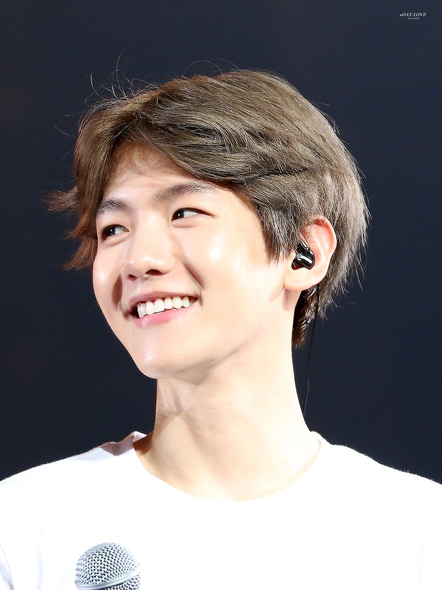 hourly baekhyun 🤍 tweet media