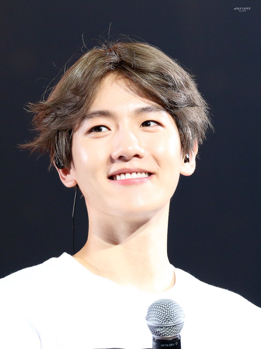 hourly baekhyun 🤍 tweet media