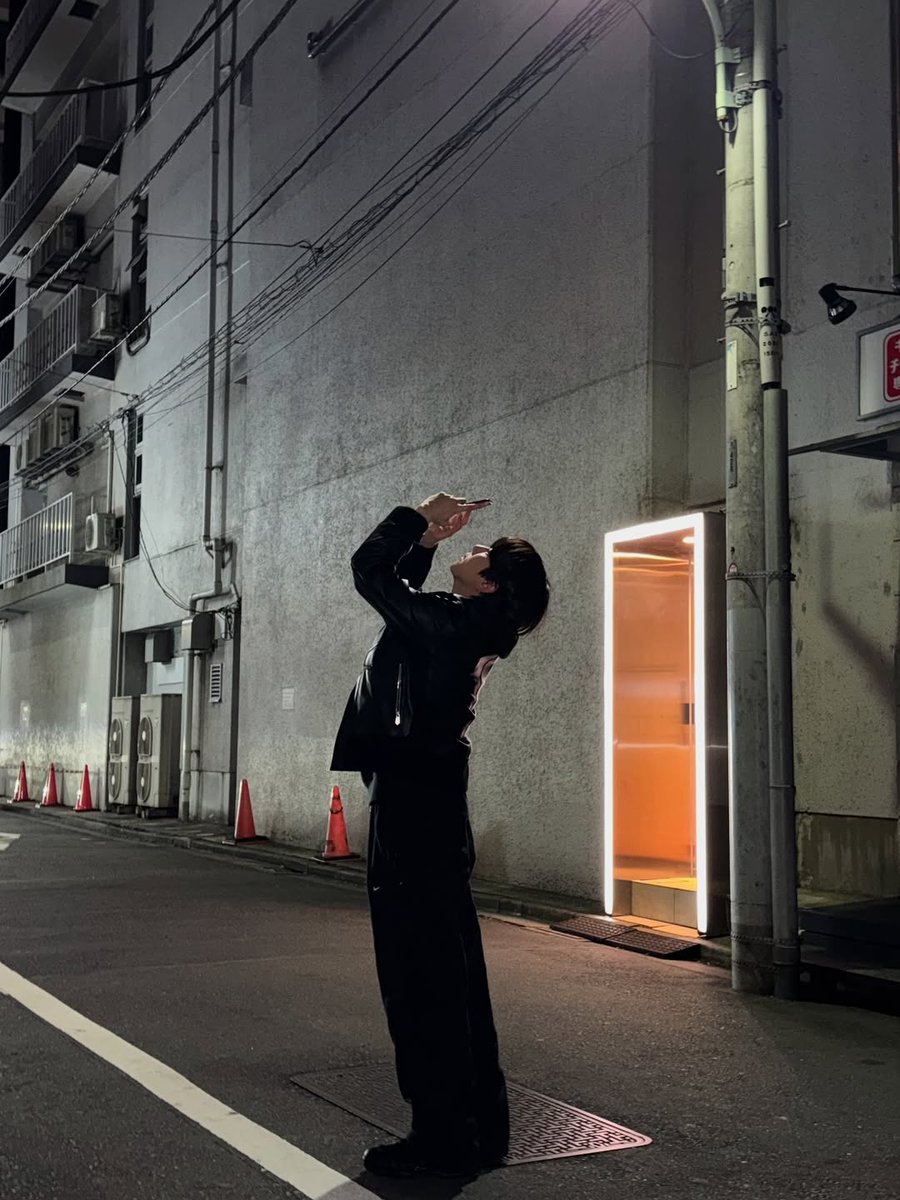 hourly baekhyun 🤍 tweet media