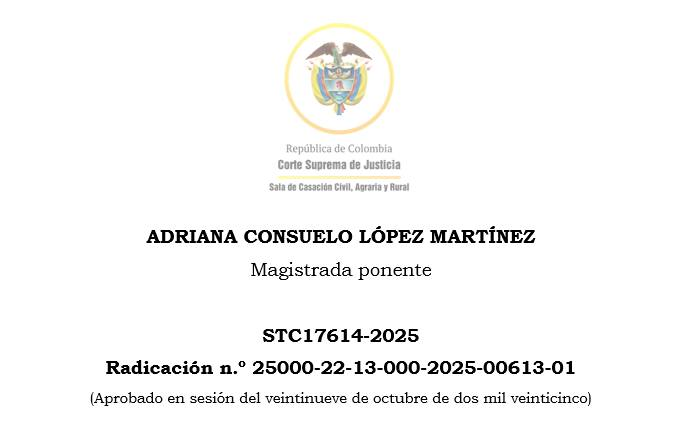 juridicascol's tweet photo. CÓMPUTO DE TÉRMINOS EN LA NOTIFICACIÓN ELECTRÓNICA BAJO LA LEY 2213 DE 2022.

CONFIGURACIÓN DE DEFECTO PROCEDIMENTAL POR INTERPRETACIÓN EXTENSIVA DEL ARTÍCULO 8°.

La Corte Suprema de Justicia de Colombia, en Sala de Casación Civil, Agraria y Rural, confirmó el fallo de tutela que amparó el derecho al debido proceso de la ejecutante dentro de un proceso ejecutivo, al establecer que el juzgado incurrió en defecto procedimental por indebida contabilización del término para proponer excepciones de mérito. La controversia surgió porque el despacho judicial consideró oportuna la contestación de la demanda presentada el 14 de mayo de 2025, al interpretar que, conforme al artículo 8° de la Ley 2213 de 2022, la notificación electrónica se perfeccionaba al día siguiente de cumplidos los dos días hábiles posteriores al envío del mensaje, lo que en la práctica implicaba conceder un “día intermedio” adicional antes de iniciar el cómputo del término.

La Corte precisó que la norma es clara al señalar que la notificación personal por medios electrónicos se entiende surtida una vez transcurridos los dos días hábiles siguientes al envío del mensaje, sin que exista fundamento legal para agregar un día adicional. En consecuencia, el término para contestar la demanda debía iniciar al día siguiente de cumplidos esos dos días, lo que hacía que el plazo venciera el 13 de mayo de 2025 y no el 14, como sostuvo el juzgado.

Asimismo, la Sala descartó la validez de una segunda notificación personal realizada posteriormente, al considerar que la primera notificación electrónica había sido efectuada válidamente. En conclusión, la Corte determinó que la admisión de la contestación fue extemporánea y confirmó la tutela por configurarse un defecto procedimental que vulneró el debido proceso.

✍️ ¿DESEAS ESTAR ACTUALIZADO A DIARIO DE TODA LA JURISPRUDENCIA DEL PAIS? SUSCRIBETE  👉 https://t.co/inw3mS161Y