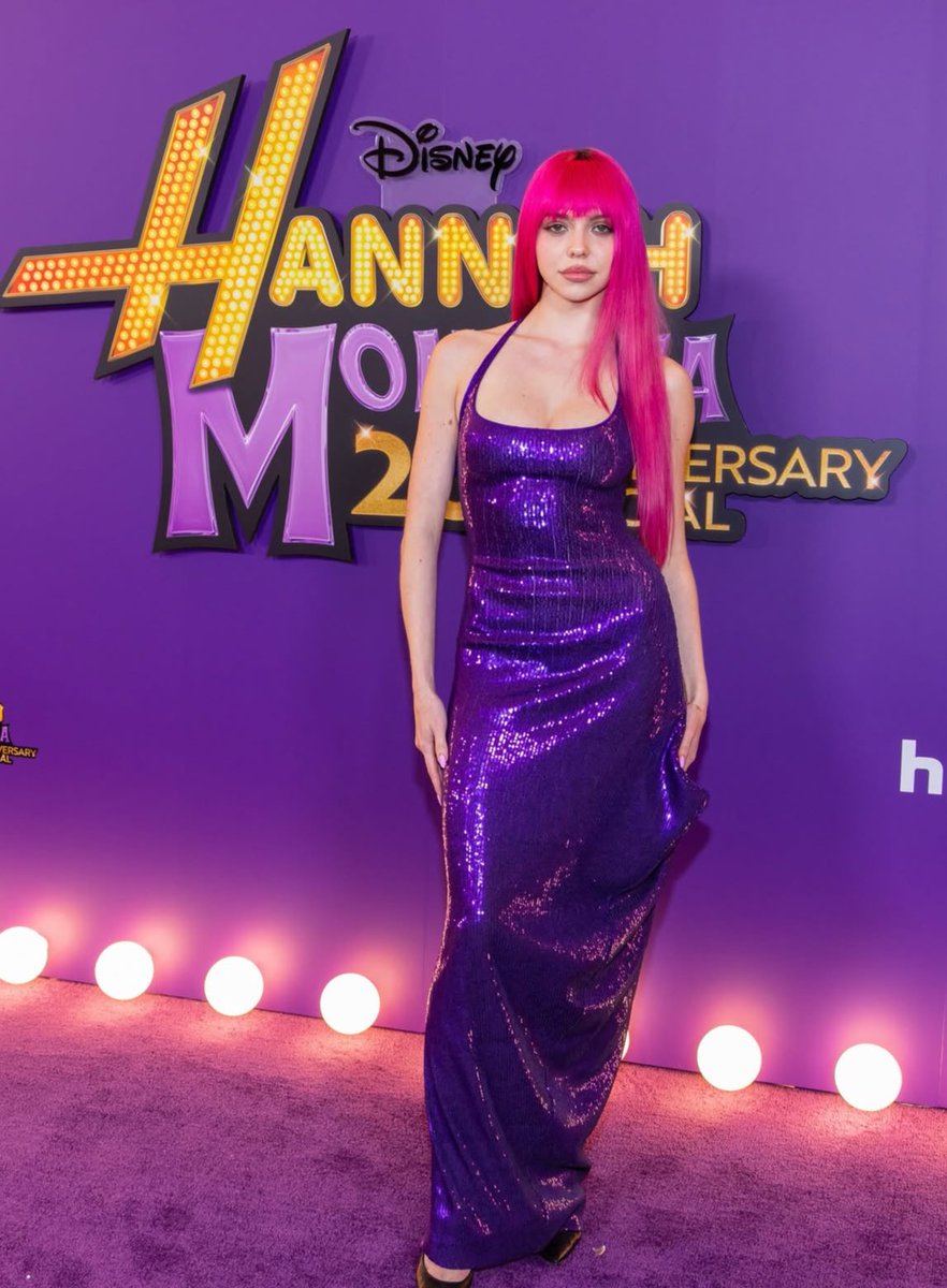 ADÉLA looks so good in this outfit, I don’t care what anyone says.