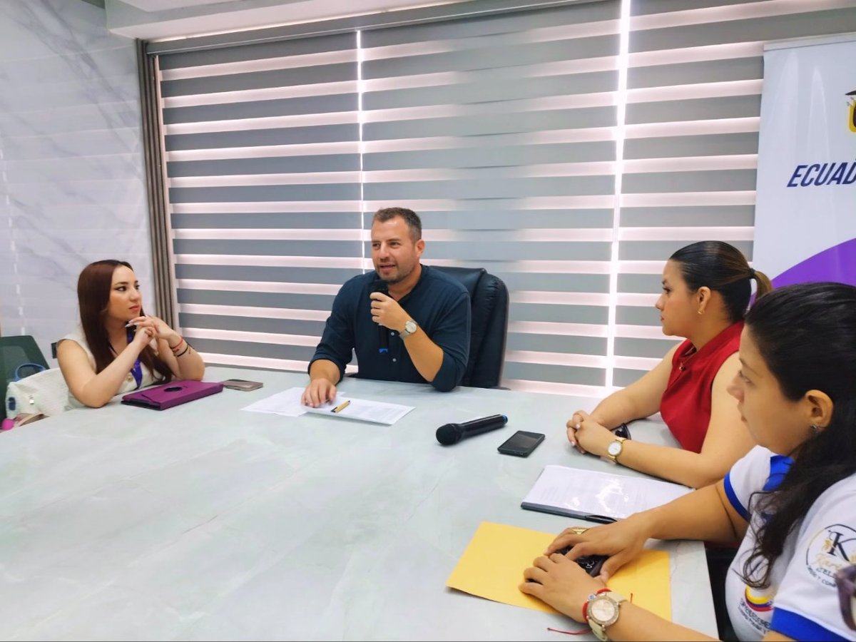 GoberElOro's tweet photo. 🤝 Acompañamos el crecimiento de los emprendedores en El Oro

El gobernador @FranciscoMinuch compartió un espacio de diálogo con emprendedores de Machala, quienes dieron a conocer sus experiencias, desafíos y propuestas para fortalecer sus negocios.

#ElNuevoEcuador https://t.co/MWIVukqHaZ