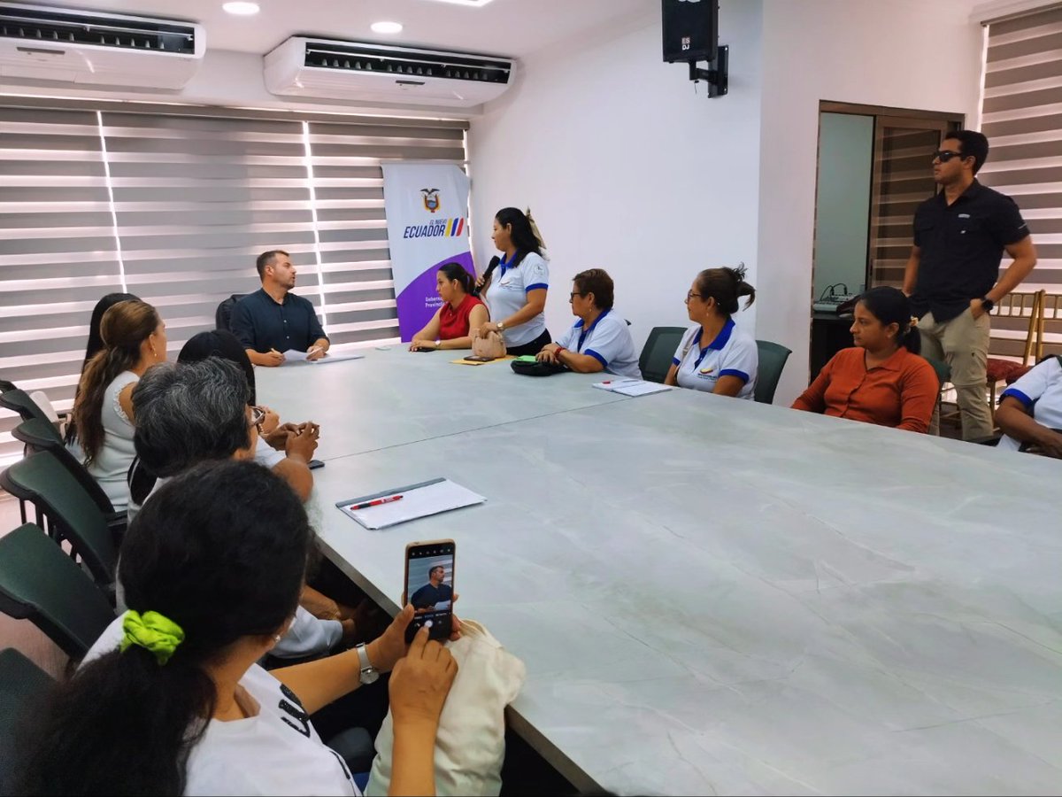 GoberElOro's tweet photo. 🤝 Acompañamos el crecimiento de los emprendedores en El Oro

El gobernador @FranciscoMinuch compartió un espacio de diálogo con emprendedores de Machala, quienes dieron a conocer sus experiencias, desafíos y propuestas para fortalecer sus negocios.

#ElNuevoEcuador https://t.co/MWIVukqHaZ