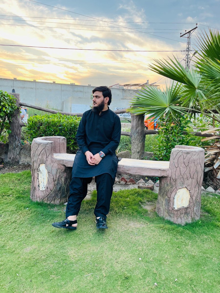 Z__A___K's tweet photo. ہماری تو عید بھی دید کے بعد ہوتی ہے 🖤😒 https://t.co/2DhxW7MUv6