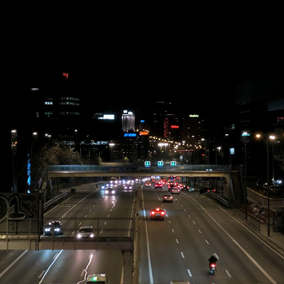 Hoy tocó cambiar el horario…
correr de noche 🌙🏃‍♂️
La ciudad no se detiene, solo cambia de ritmo.
Y entre luces, tráfico y silencio, también se encuentra ese momento para uno mismo. ✨
#Madrid #Running #CorrerDeNoche #VidaEnMadrid