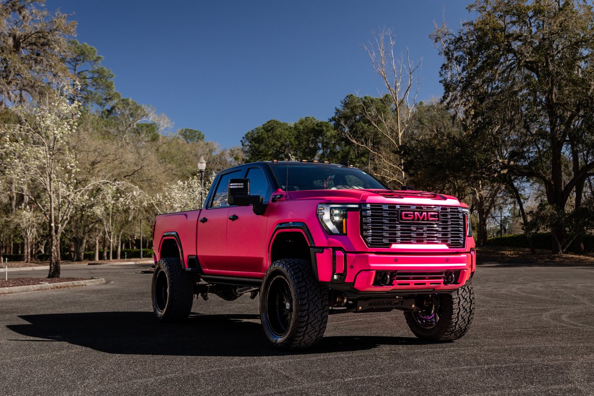 201WRAP's tweet photo. You can’t go halfway bold on a truck like this.

The pink grabs you first.
What makes it work is everything around it.
Black roof.
Dark wheels.
Dark trim.
Big stance.

That’s the difference between loud and dialed-in.
What does more here... the color or the contrast? https://t.co/F29CPu6FvF