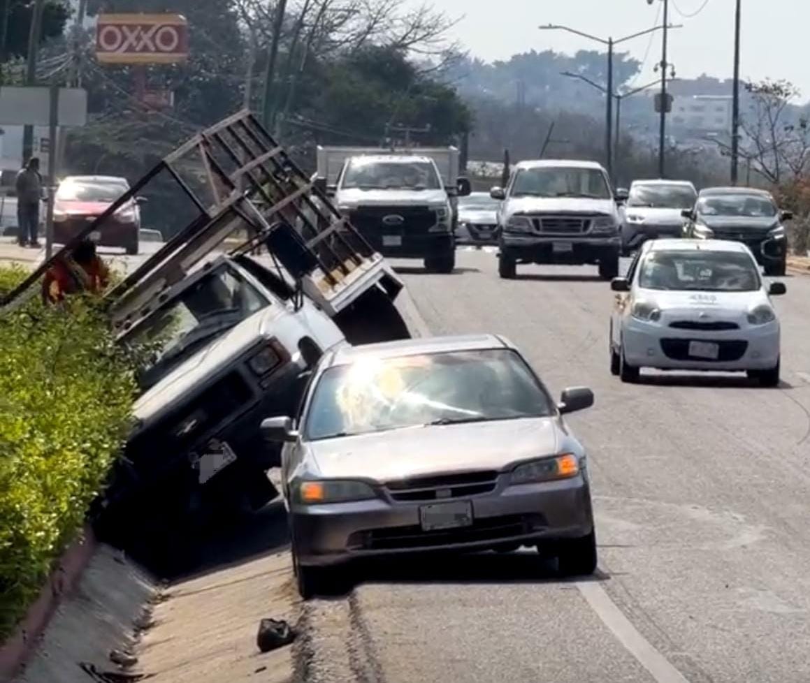 TUXTLA 

Sobre la Carretera Tuxtla–Chiapa de Corzo, de Poniente a Oriente, a la altura de la calle Josefa Ortiz de Domínguez, se registró un percance vehicular. Maneje con precaución.