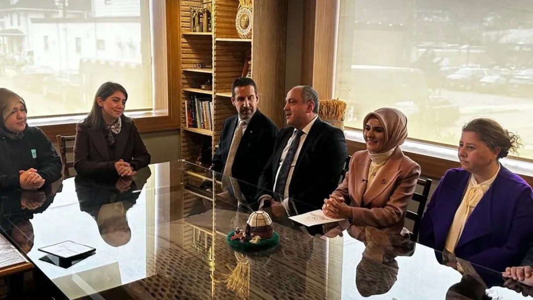 ourtasc's tweet photo. Aile ve Sosyal Hizmetler Bakanımız Sayın Mahinur Özdemir Göktaş ile Paterson’da, Türk-Amerikan toplumumuzla bir araya gelmekten büyük memnuniyet duyduk. Taskin Bakery’nin nazik ev sahipliğinde gerçekleşen bu kıymetli buluşma, birlik ve beraberliğimizin, dayanışmamızın ve ortak değerlerimizin güzel bir yansıması oldu.

Yurt dışında yaşayan vatandaşlarımızın her alanda güçlü şekilde temsil edilmesi, aile yapımızın korunması ve toplumsal bağlarımızın kuvvetlenmesi adına yapılan bu tür temasları çok değerli buluyoruz. Misafirperverlikleri için Taskin Bakery ailesine, katılımları için tüm vatandaşlarımıza teşekkür ediyoruz.