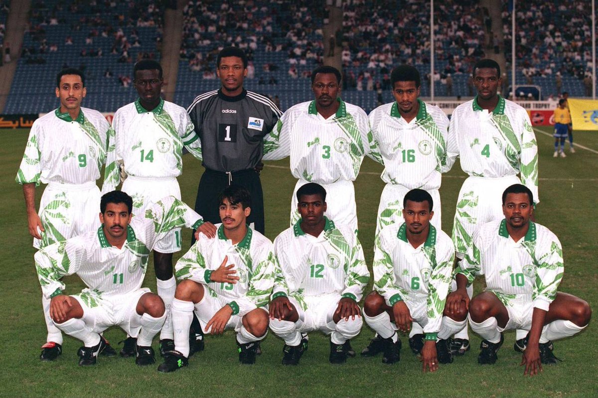 هذي التشكيلة #المنتخب_السعودي عام1998  للنظرة الاولى بتقول80٪ من #الهلال بينما العكس.. فقط 3 لاعبين فالهلال وهم( #سامي الجابر- احمد الدوخي- خميس العويران)..
البقية تعاقد معهم الهلال في وقت لاحق وهم : #محمد_الدعيع وعبدالله سليمان ..
ومع ذلك ماسلم الهلال من بعض الاعلاميين