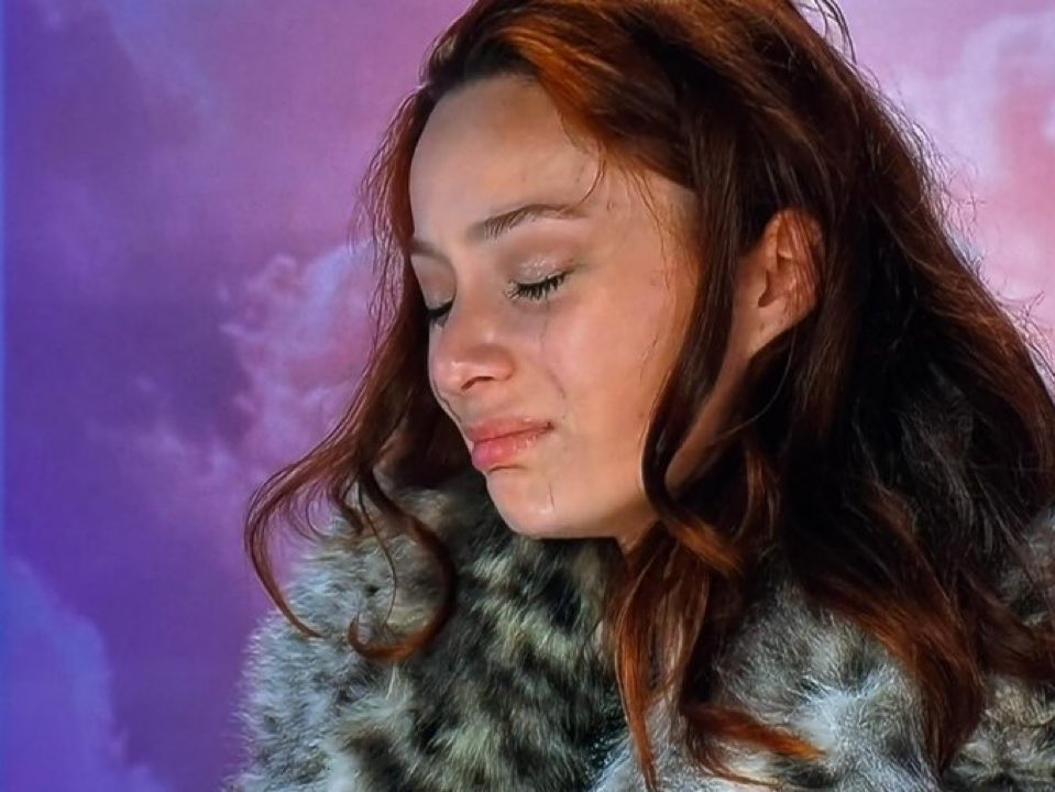 A cara de uma mulher que perdeu totalmente o amor próprio por um manipulador, o retrato de alguém que sofreu forte violência psicológica.

Impossível não ficar do lado dela #sstvi