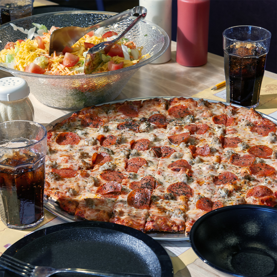 Monicals_Pizza's tweet photo. Still thinking about what to eat tonight? 
We got you covered! 🍅🍕😋 https://t.co/rCYUli1VsF