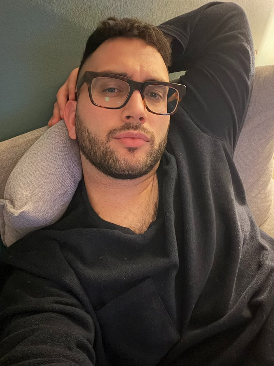 New glasses, same attitude😜
#men #home #relax