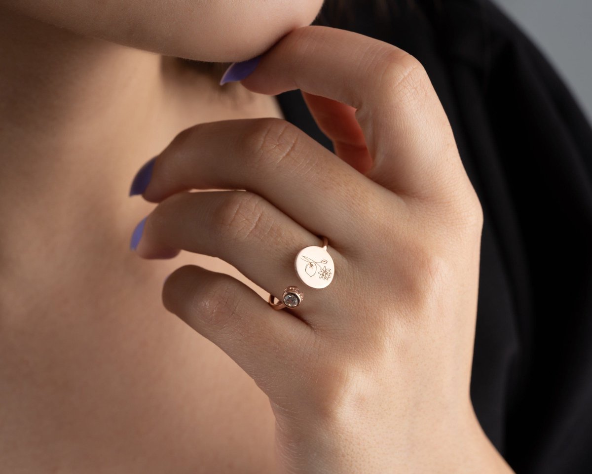 alluniqueness's tweet photo. Get your sparkle on! This #CustomEngravedRing in shiny silver is a proper showstopper. November's topaz or citrine gleams, making it a truly #PersonalisedSilverJewellery piece. A brilliant #NovemberBirthstoneGift that will certainly get fingers noticed. https://t.co/eZzN81ZEnV https://t.co/xcOA1yUNwp