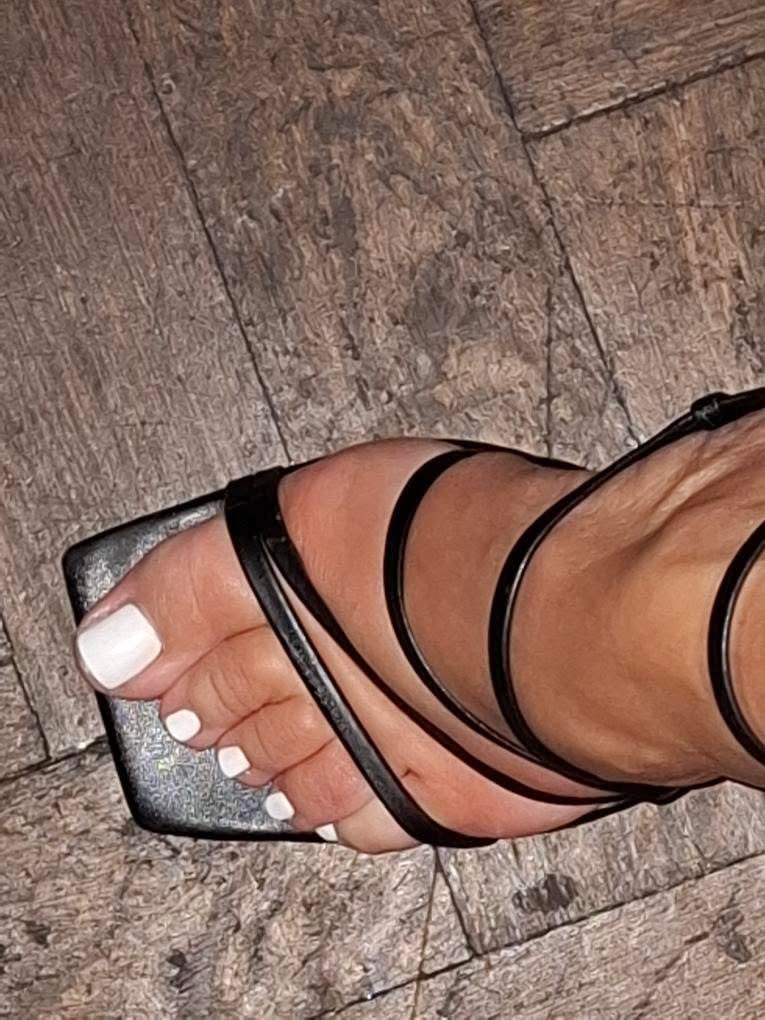 aarora1891's tweet photo. #feetfetısh #feetworshi̇p #FeetAesthetic #whitenailpolish #heels #stappyheels https://t.co/ooNi3UBQ12
