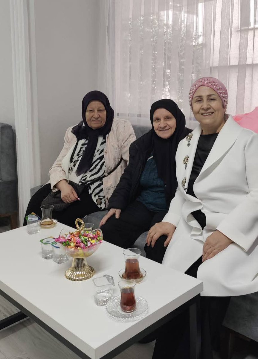 Zeytinburnu Yardımlaşma ve Dayanışma Derneği olarak bayramlaşma programında bir araya geldik. 🌙 Birlik ve kardeşliğin güzelliğini yaşadığımız bu anlamlı buluşmada emeği geçen herkese teşekkür ederiz. ✨