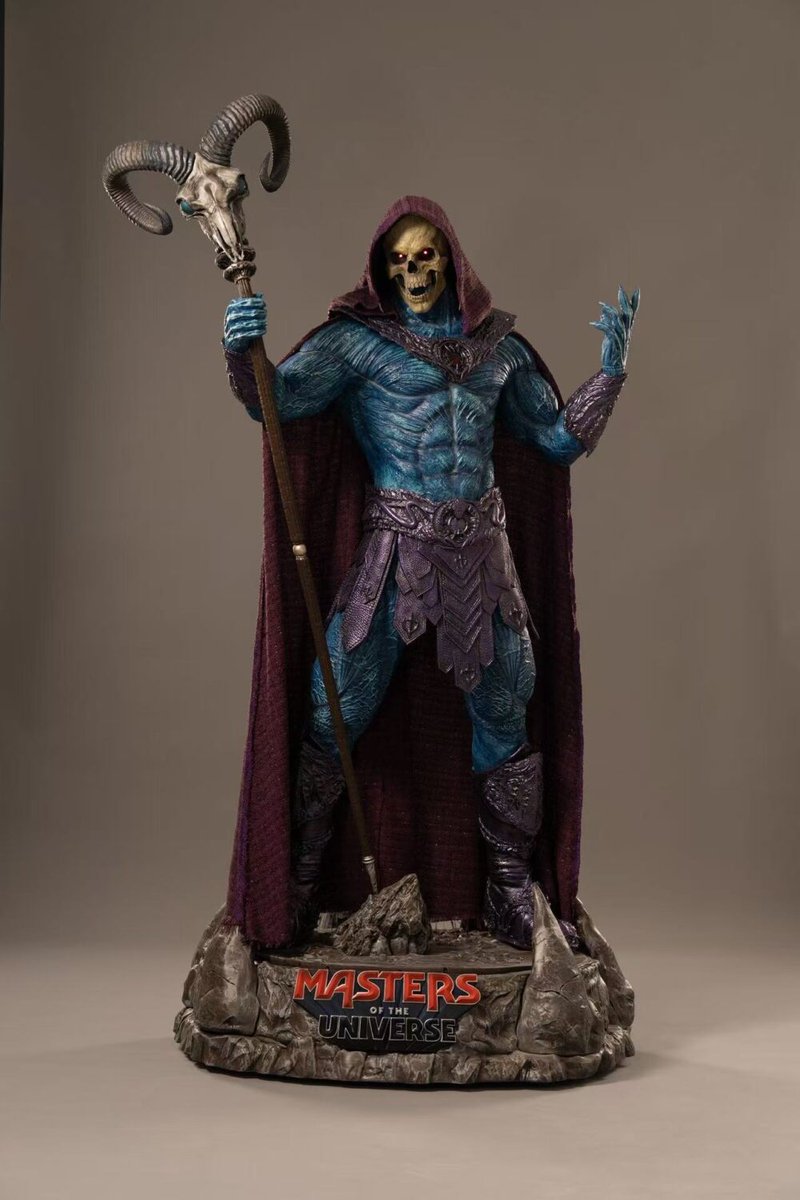 Necesito este Skeletor tamaño real presidiendo mi salón.
Lo bajaré a las juntas de vecinos, a ver quién tiene el valor de llevarme la contraria.