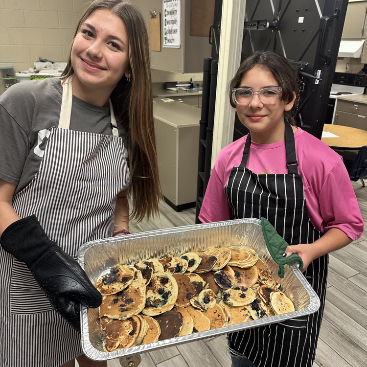 HumbleISD_CMS's tweet image. Foods classes flipped into action with pancakes today! 🥞💙 Some classes even made extra blueberry pancakes for 1st graders at HHE learning about blueberries. Former Roadrunners serving up smiles for current Roadrunners made it extra sweet! #TheColtWay