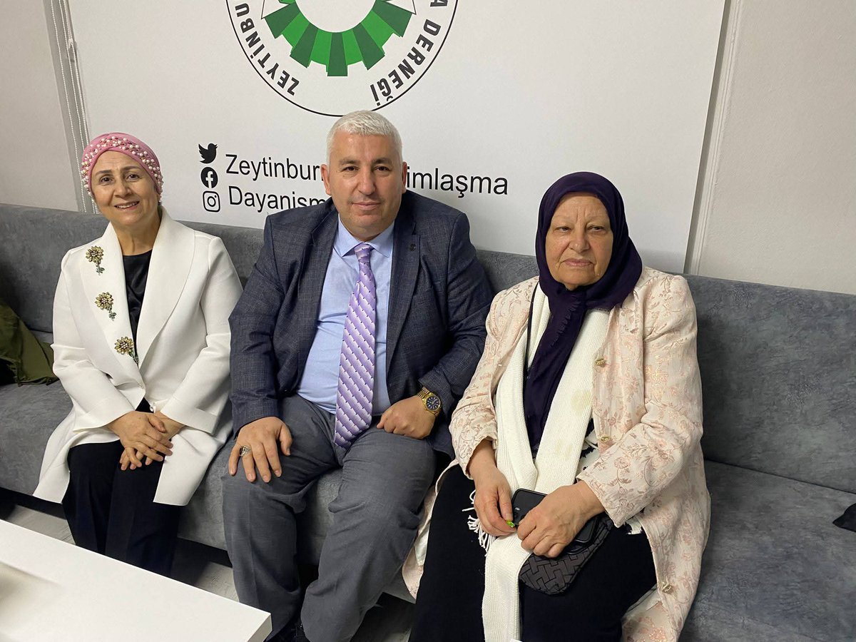 Zeytinburnu Yardımlaşma ve Dayanışma Derneği olarak bayramlaşma programında bir araya geldik. 🌙 Birlik ve kardeşliğin güzelliğini yaşadığımız bu anlamlı buluşmada emeği geçen herkese teşekkür ederiz. ✨