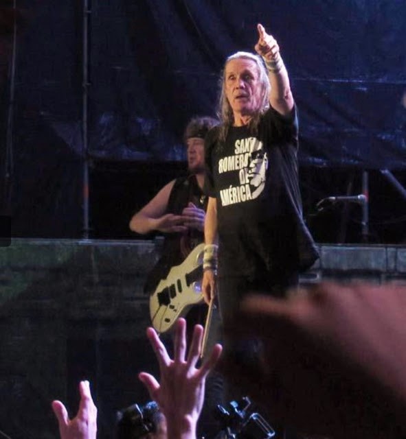 Michael Henry McBrain, percusionista de la banda britática Iron Maiden con una playera de San Oscar Romero durante un concierto realizado en San Salvador, El Salvador, marzo 2016.  

"Si me matan, resucitaré en el pueblo" 
46 años... 🕊️