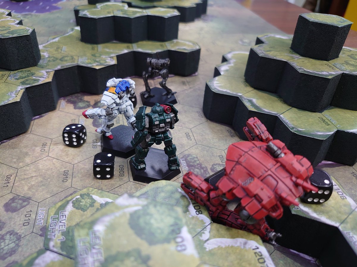 Morikaw90702047's tweet image. #バトルテック

キングクラブから通信が入る。
「ローラ、こちらは足が遅い。ホワイトドールは先行して敵の迎撃にあたってくれ」
「分かりました。あと、僕はローラじゃありません！」
#battletech