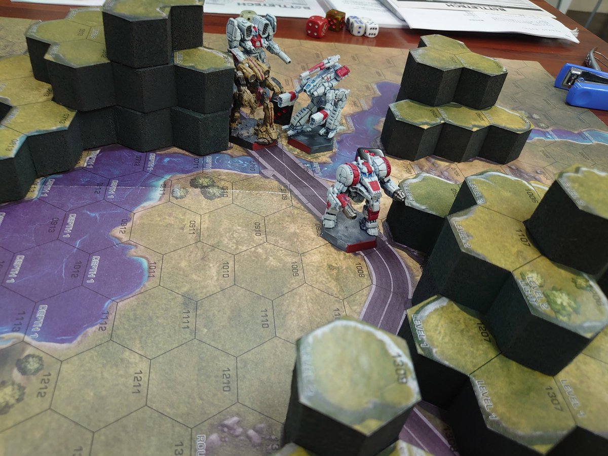 Morikaw90702047's tweet image. #バトルテック

キングクラブから通信が入る。
「ローラ、こちらは足が遅い。ホワイトドールは先行して敵の迎撃にあたってくれ」
「分かりました。あと、僕はローラじゃありません！」
#battletech