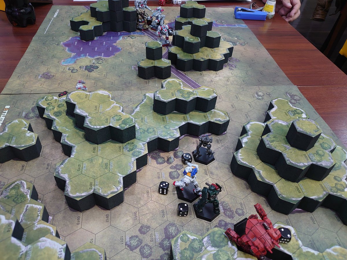 Morikaw90702047's tweet image. #バトルテック

キングクラブから通信が入る。
「ローラ、こちらは足が遅い。ホワイトドールは先行して敵の迎撃にあたってくれ」
「分かりました。あと、僕はローラじゃありません！」
#battletech