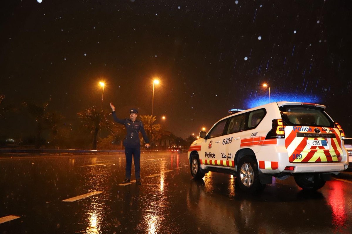 moi_bahrain's tweet photo. جانب من جهود إدارات وزارة الداخلية أثناء التعامل مع تداعيات الأمطار الغزيرة التي شهدتها المملكة. https://t.co/Khn8nuSNSr