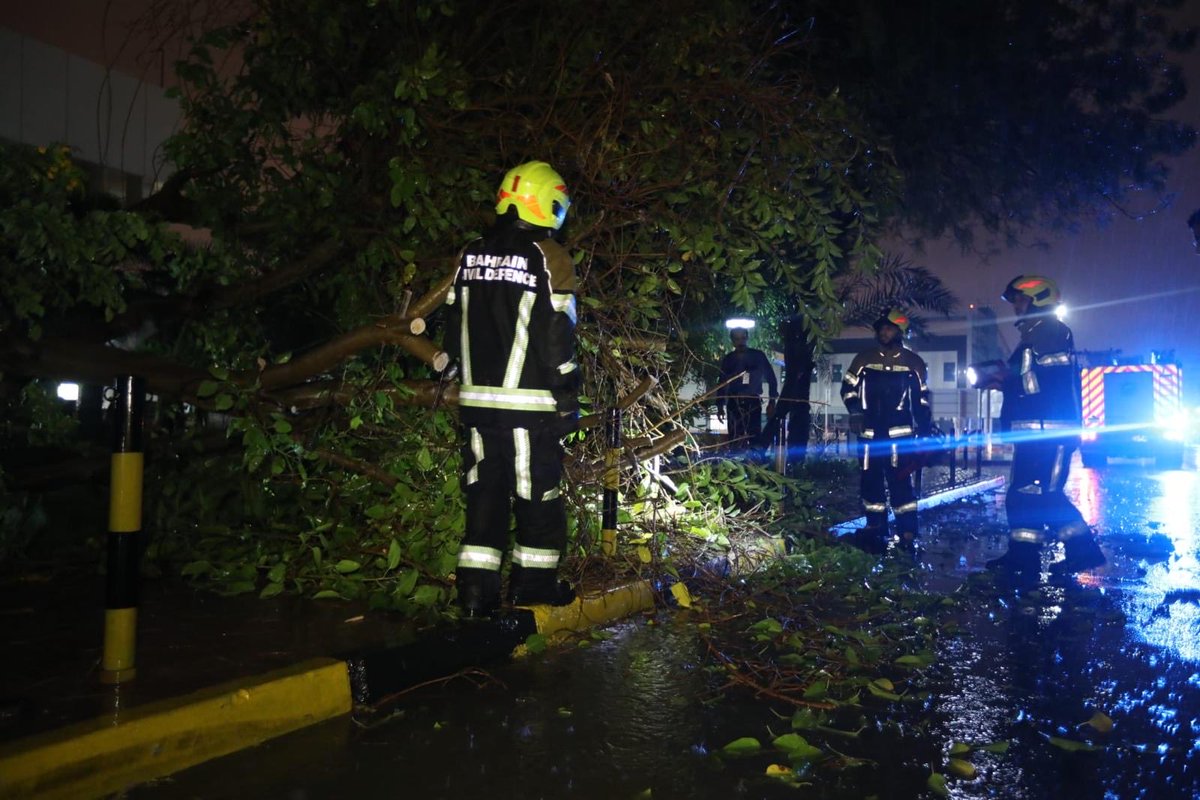 moi_bahrain's tweet photo. جانب من جهود إدارات وزارة الداخلية أثناء التعامل مع تداعيات الأمطار الغزيرة التي شهدتها المملكة. https://t.co/Khn8nuSNSr