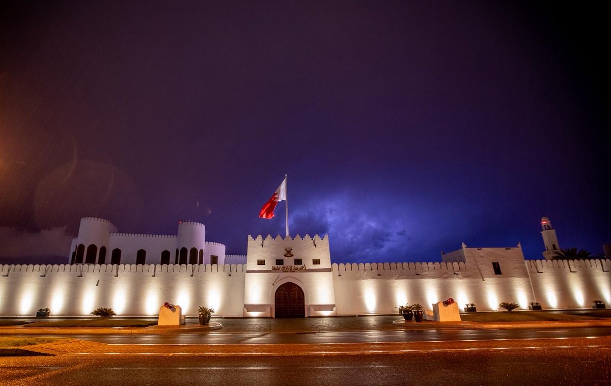moi_bahrain's tweet photo. جانب من جهود إدارات وزارة الداخلية أثناء التعامل مع تداعيات الأمطار الغزيرة التي شهدتها المملكة. https://t.co/Khn8nuSNSr