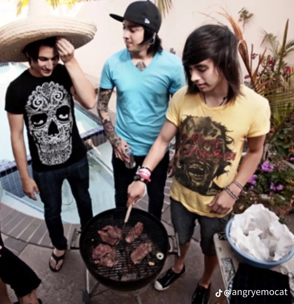tinaphernelia's tweet photo. what did they tell them like “okay now ur gonna do a bbq photoshoot” like why https://t.co/n3ne4EBJMS