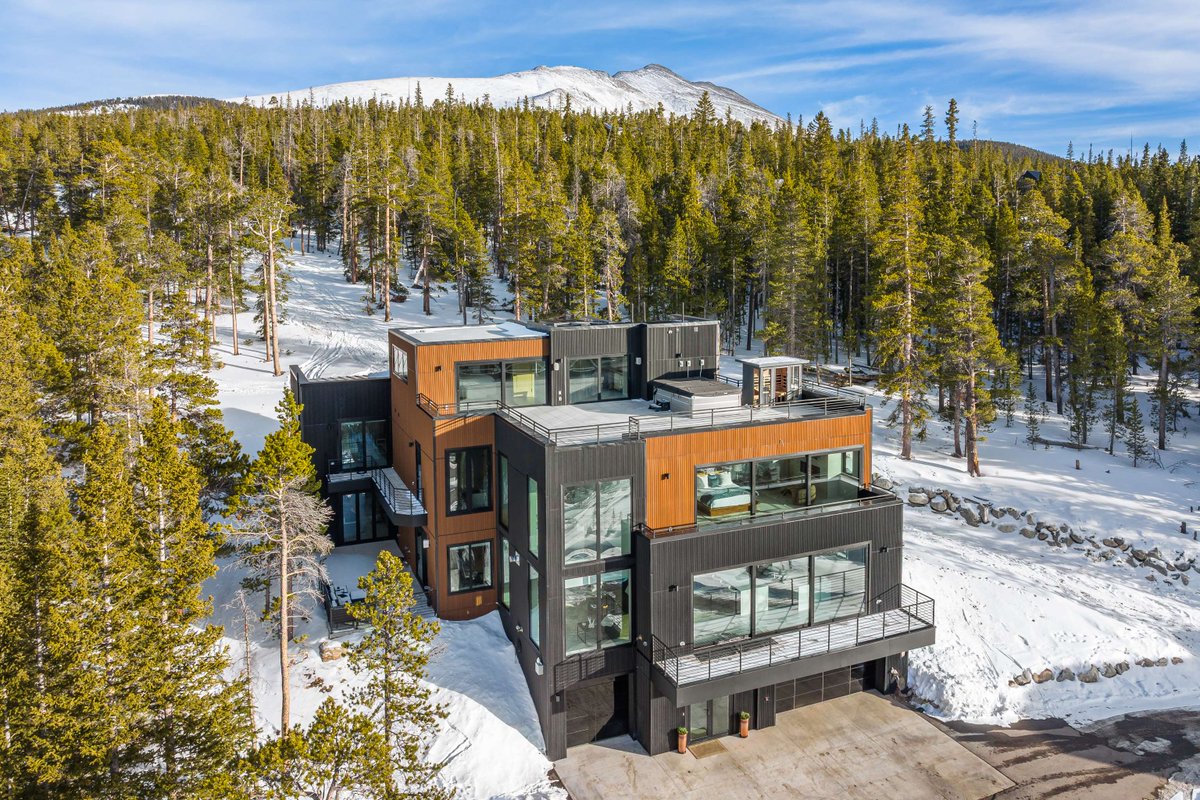 LUXRE's tweet image. A private secluded luxury estate with its own ski terrain, rooftop spa retreat, and five private acres providing access to the resort’s world-class amenities.

🗝️ LIV Sotheby's International Realty | $8,875,000 USD | LuxuryRealEstate.com/4294819

#ColoradoLuxury #MountainViews