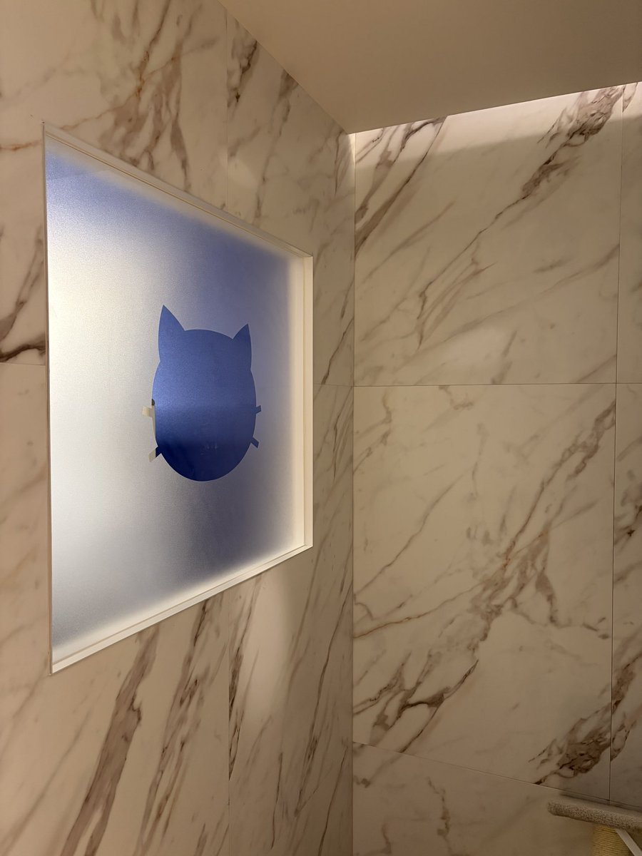 にゃん子ん家 キャットホテルあべの店では  
新しいリラックスメニューとして…
✨猫ちゃん専用「にゃん盤浴（岩盤浴）」が登場します🐾
オープン記念として  
✨今だけ“無料体験”もご用意✨
あたたかな岩盤の上で、  
猫ちゃんがゆったりくつろげる癒しの空間づくりを目指しています😊