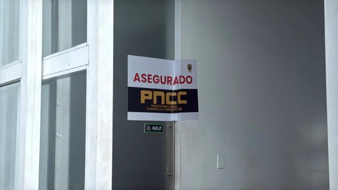 ReporteYa's tweet image. #24Mar #Táchira #Seguridad
Sebin realiza operativos contra quienes promovían rifas de vehículos y dinero en San Cristóbal. Se reportan allanamientos a comercios y apartamentos, y una caravana con vehículos incautados, incluido un Tesla, recorrió la ciudad con música anunciando la