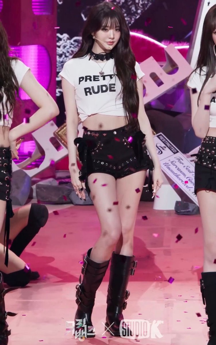 m 𝜗𝜚 tweet media