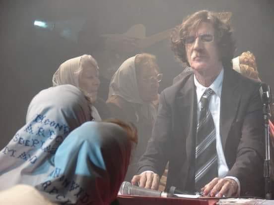 Marzo 15 de 2007:

Charly pide que el escenario armado en la plaza de mayo esté a la misma altura de las Madres, para que conceptualmente pudieran formar parte de la banda y él pudiera cantarle un tema a Hebe “como John le cantaba a Yoko”. 

Estuvo en todos los detalles: invitó a