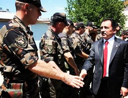 Her gittiği yerde ilk önce görevli Polislerle selamlaşan, samimi bir devlet adamıydı.

Ölüm yıl dönümünde Koca Reis Muhsin Yazıcıoğlu'nu rahmetle anıyoruz. 

Ruhu şad olsun. (25 Mart 2009)

#MuhsinYazıcıoğlu