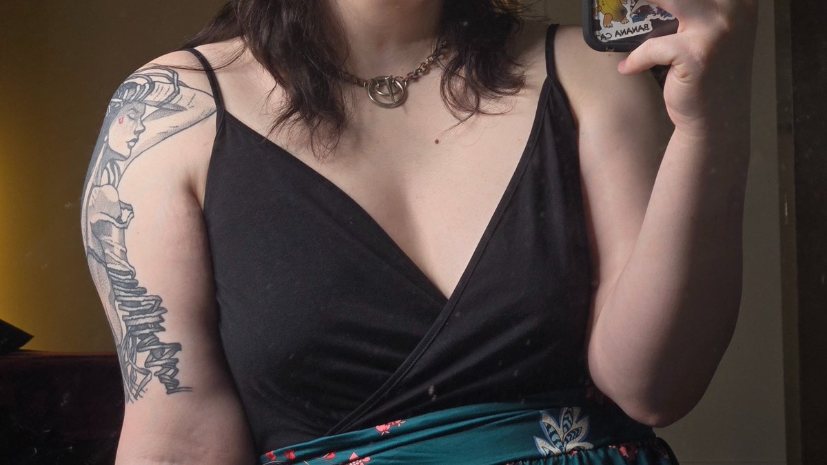 switch_n_smirk's tweet image. not the deepest cleavage but it still cuts like an axe