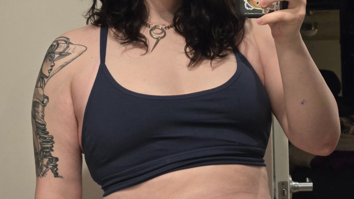 switch_n_smirk's tweet image. not the deepest cleavage but it still cuts like an axe