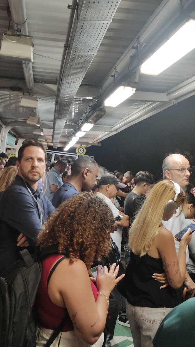 luvanorsoares's tweet photo. Enquanto isso na linha 9 Esmeralda estação Cidade Jardim....
Nada de novidade sempre um novo problema como sempre @spsobretrilhos https://t.co/2p9oQpFvwf