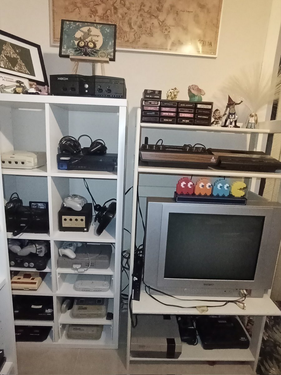 Er_Deivi's tweet image. Para quien tenga curiosidad de ver cómo tengo montado el setup, básicamente hice dos mini ambientes. Uno retro y otro moderno (básicamente HDMI vs No HDMI). En medio, un par de Billis de Ikea con los juegos, minis y consolas raras. #Retrogaming #Retrogamer.