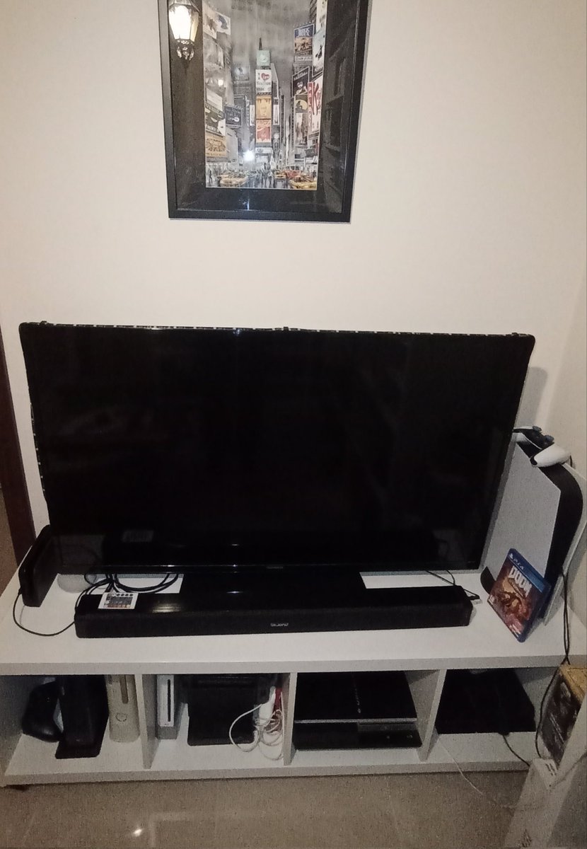 Er_Deivi's tweet image. Para quien tenga curiosidad de ver cómo tengo montado el setup, básicamente hice dos mini ambientes. Uno retro y otro moderno (básicamente HDMI vs No HDMI). En medio, un par de Billis de Ikea con los juegos, minis y consolas raras. #Retrogaming #Retrogamer.