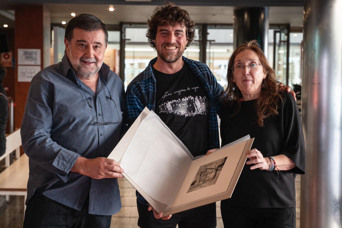 Rober_Astorgano's tweet photo. #LasMujeresDeNegro Premio del Público Festival Imágenes con memoria #Navarra. 
Gracias por este reconocimiento! que tu película llegue al público es el mejor regalo!
Por todas las mujeres de negro que resistieron y lucharon por conservar la #memoria a pesar de la represión.#film https://t.co/JYNqLxO519